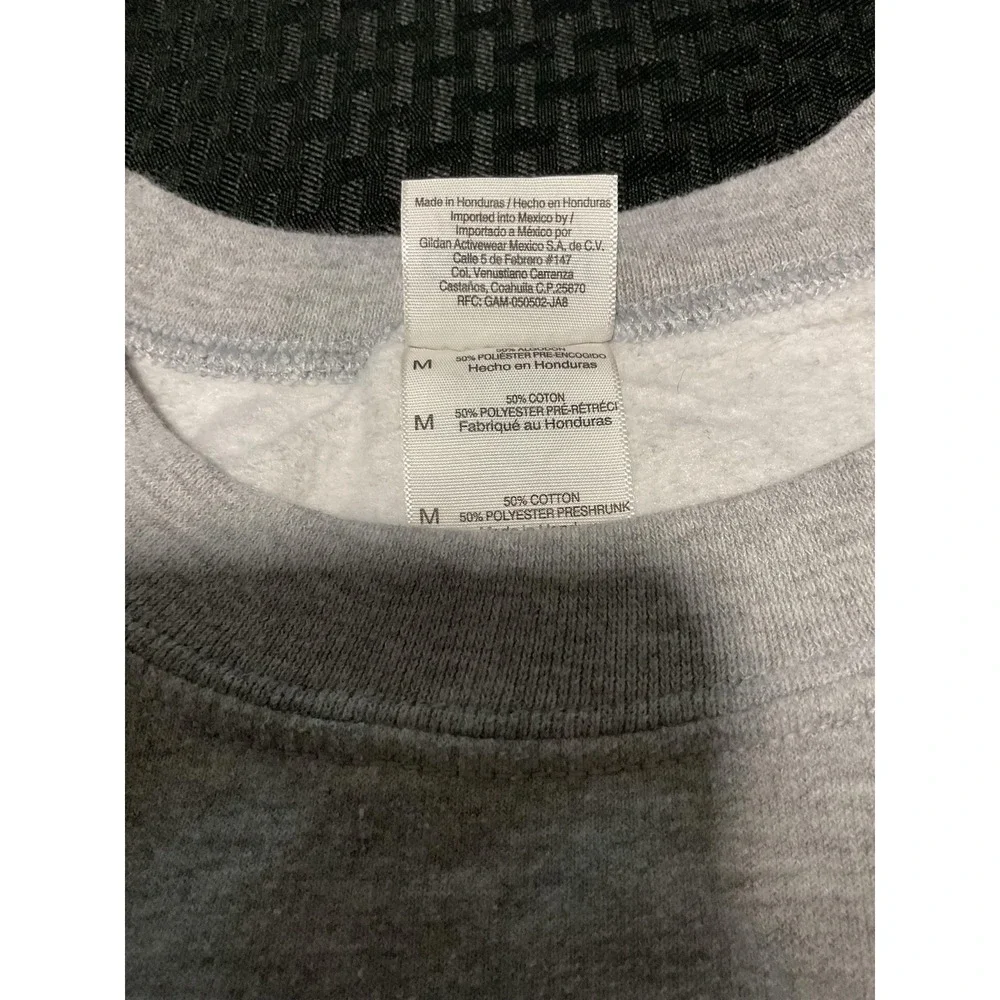 Gildan Sweatshirt Mens Medium Gray NAVY Graphic‎ Crewneck Fleece Pullover USA